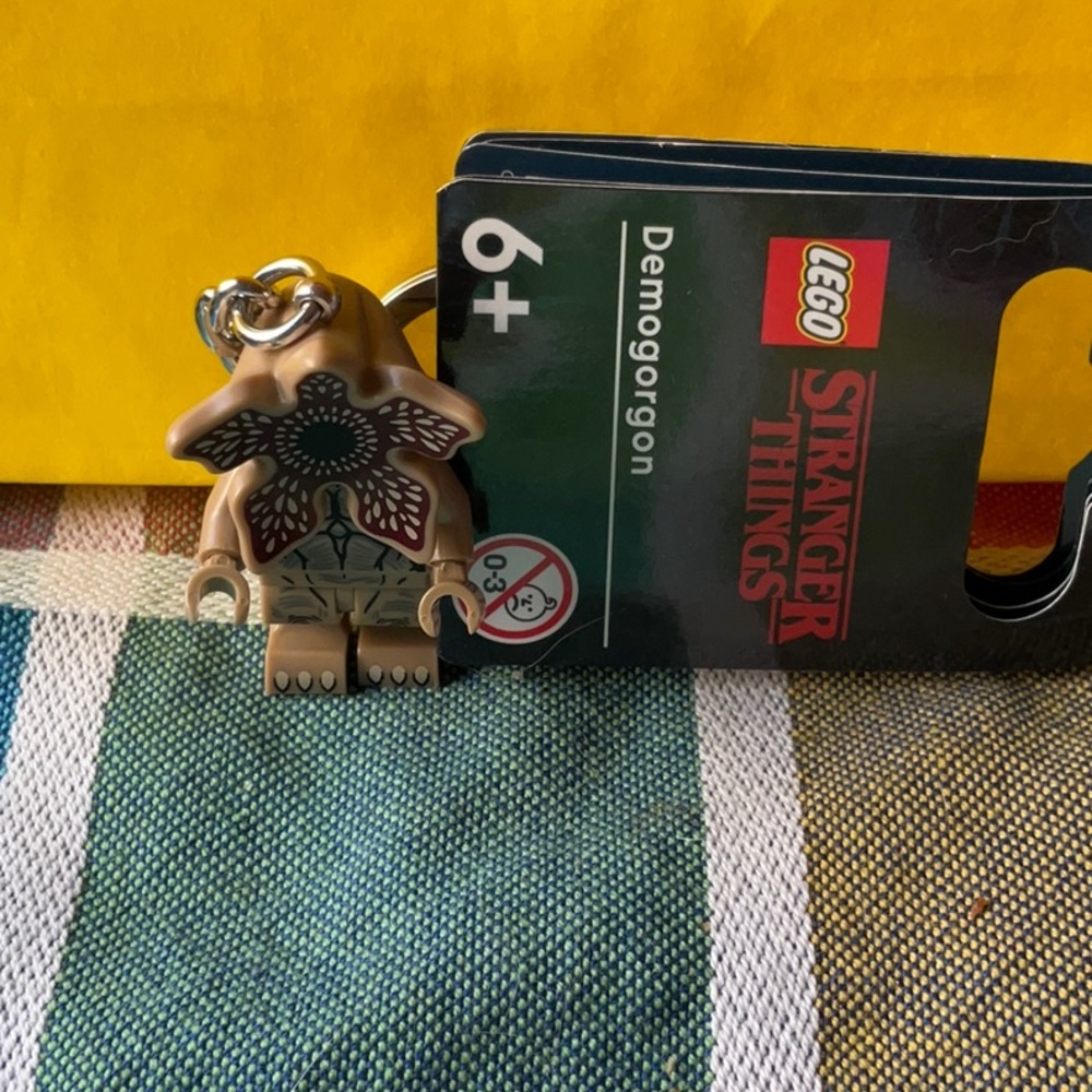 RARE 🪰 LEGO STRANGER THINGS DEMOGORGON  KEY CHAIN 🪰  NWT🪰 - Picture 7 of 16